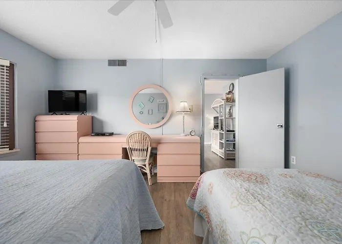 Beautifully Upgraded 1 Bedroom Ocean View Condo! *