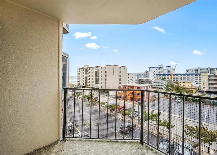 Beautifully Upgraded 1 Bedroom Ocean View Condo!
