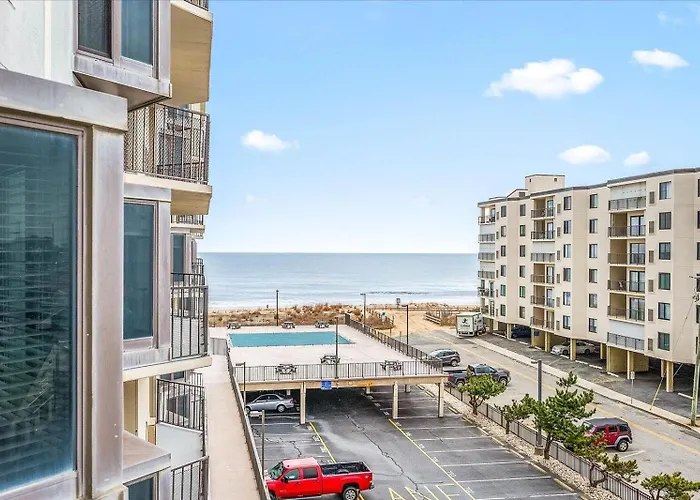Beautifully Upgraded 1 Bedroom Ocean View Condo! *