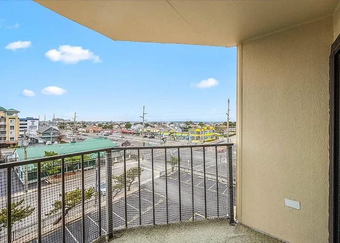 Beautifully Upgraded 1 Bedroom Ocean View Condo! *