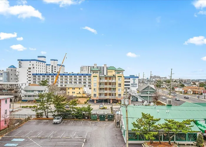 Beautifully Upgraded 1 Bedroom Ocean View Condo! *
