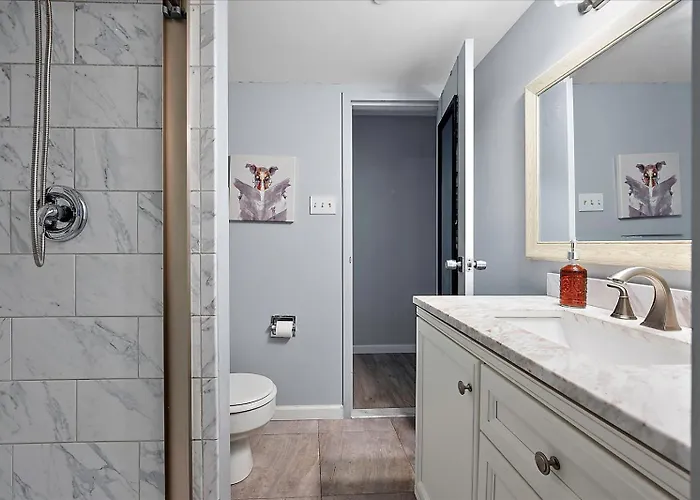 Beautifully Upgraded 1 Bedroom Ocean View Condo! *